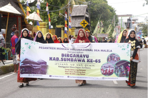 PMI Dea Malela Meriahkan Karnaval Budaya HUT Kab. Sumbawa Ke-65