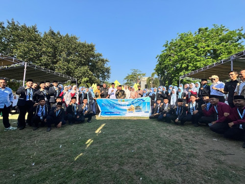 Pelepasan Edutrip 2025 Santri Kelas 12 SMA Dea Malela oleh Bupati Kab. Sumbawa