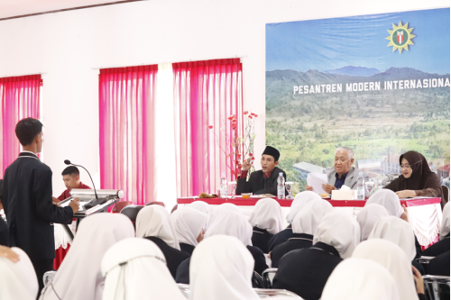 Santri Kelas Akhir SMA Dea Malela Presentasikan Proposal Karya Tulis Ilmiah dalam Dua Bahasa, Inggris dan Arab